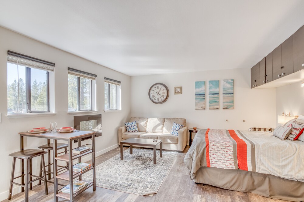 Cozy, Ground-level Sunriver Condo Has in-Wall Fireplace