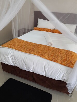 Desk, laptop workspace, iron/ironing board, WiFi - Delight Lodge (Blantyre)