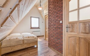 Muebles diferentes, wifi gratis y ropa de cama