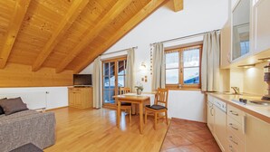 Leilighet – comfort, 1 soverom, fjellutsikt (Kaiserblick) | Oppholdsområde | Smart-TV, DVD-spiller, bøker og oppvarmet gulv