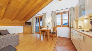 Comfort-Apartment, 1 Schlafzimmer, Bergblick (Kaiserblick) | Wohnbereich | 32-Zoll-Flachbildfernseher mit Kabelempfang, Smart-TV, DVD-Player