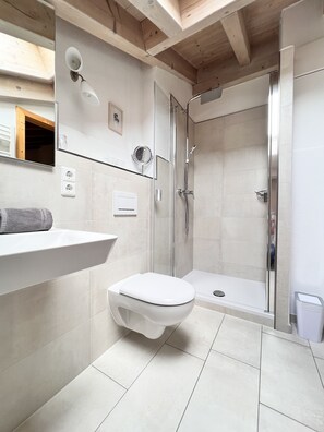 Comfort Condo, 1 Bedroom, Mountain View (Kaiserblick) | Bathroom | Shower, hair dryer, heated floors, towels - Gästehaus Bergwinkl (Reit im Winkl)