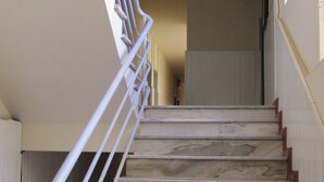 A marble staircase with white railings leading to an upper floor. - Hotel Jóia (Cascavel)