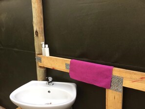 Tienda de campaña estándar, 1 habitación | Baño | Regadera y toallas 