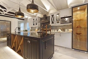 Standard House, 3 Bedrooms | Private kitchen | Cookware/dishes/utensils - Villa Lyrique (Cape Town)
