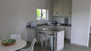 Geladeira, micro-ondas, cooktop, chaleira elétrica