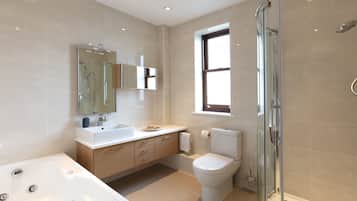 Apartment, 3 Bedrooms | Bathroom | Combined shower/tub, free toiletries, hair dryer, towels