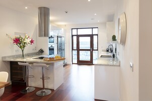 Apartment, 3 Bedrooms | Private kitchen | Full-size fridge, microwave, oven, stovetop