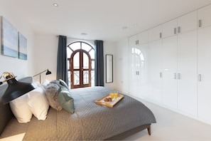 3 bedrooms, iron/ironing board, free WiFi, bed sheets - Hampden Apartments - The Henry (Windsor)