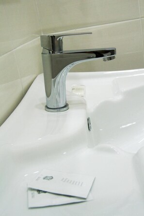 Dusche, Regendusche, Haartrockner, Bidet