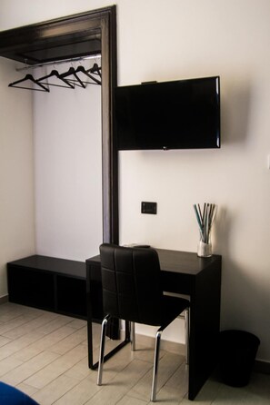 Individually furnished, desk, soundproofing, iron/ironing board - Civico7 (Naples)