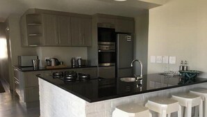 Nhà dành cho gia đình, 4 phòng ngủ | Bếp riêng | Tủ lạnh, lò nướng, dụng cụ nấu nướng/bát dĩa/dao nĩa 
