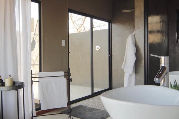 Premier-Zimmer | Badezimmer | Kostenlose Toilettenartikel, Handtücher