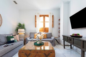 Apartment (3 Bedrooms) | Living area