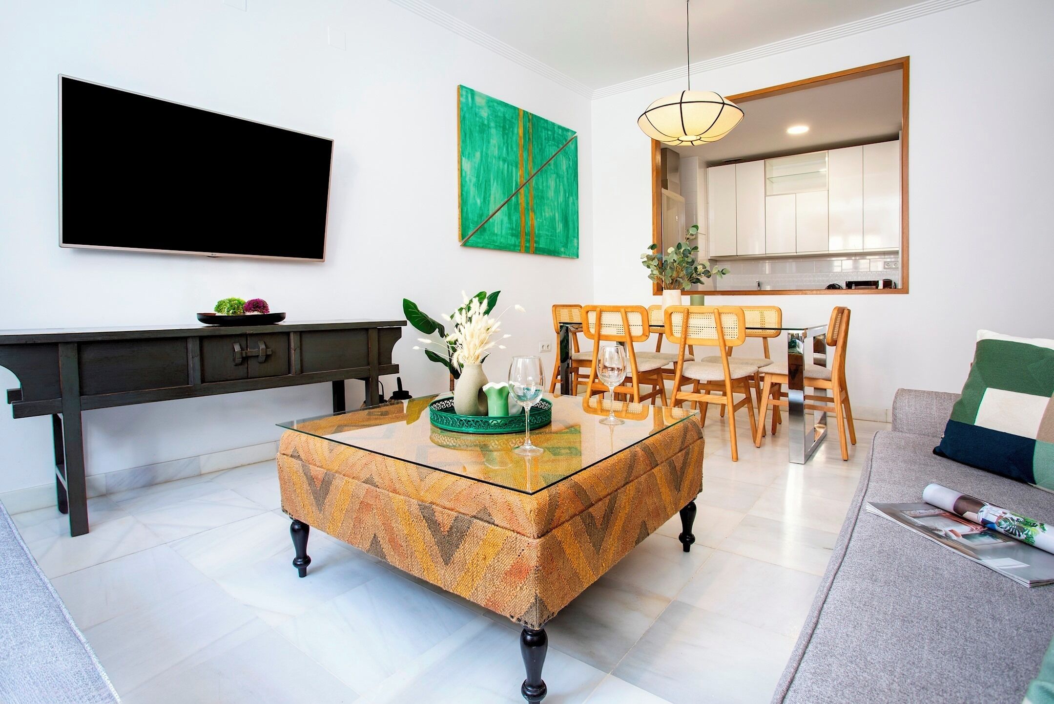 Apartamento (3 Bedrooms) | Área de estar | TV 32 polegadas com canais a cabo