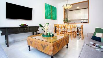 Apartamento (3 Bedrooms) | Área de estar | TV 32 polegadas com canais a cabo