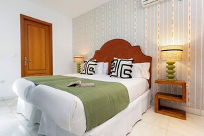 Appartement (3 Bedrooms) | 3 chambres, fer et planche à repasser, Wi-Fi gratuit, draps fournis