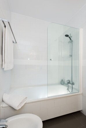 Departamento (3 Bedrooms) | Baño | Tina, tina profunda, secadora de cabello, toallas 