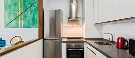 Apartamento (3 Bedrooms) | Cocina privada | Frigorífico grande, microondas, horno y placa de cocina