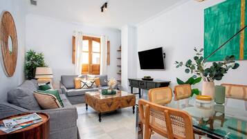 Leilighet (3 Bedrooms) | Oppholdsområde | En 32-tommers TV med kabel-kanaler