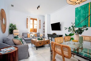Apartment (3 Bedrooms) | Living area