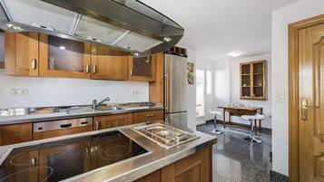 Apartemen, 3 kamar tidur | Dapur pribadi | Lemari es besar, microwave, oven, dan mesin pencuci piring