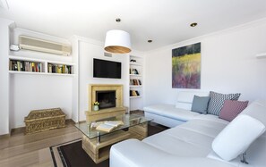 Apartamento, 3 quartos | Sala de estar | TV 32 polegadas com canais a cabo