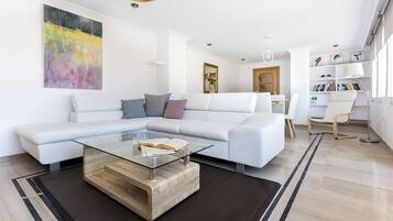 Apartament, 3 dormitoris | Sala d'estar | Televisor de 32 polzades amb canals per cable