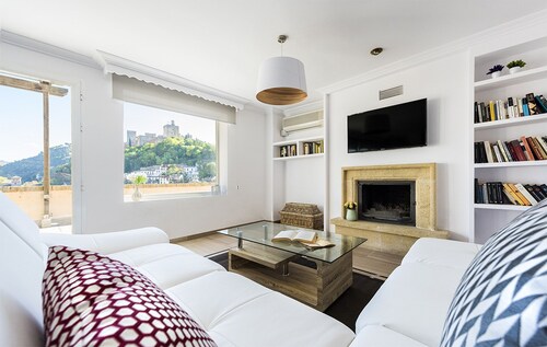 Fabulous Penthouse Prime Location. 3 Bd & Private Terrace & Views to Alhambra. Ático Plaza Nueva