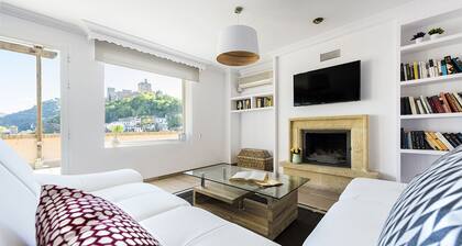 Fabulous Penthouse Prime Location. 3 Bd & Private Terrace & Views to Alhambra. Ático Plaza Nueva