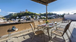 Unclassified image, 4 of 18, button - Fabulous Penthouse Prime Location. 3 Bd & Private Terrace & Views to Alhambra. Ático Plaza Nueva (Granada)