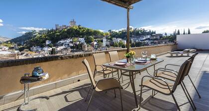 Fabulous Penthouse Prime Location. 3 Bd & Private Terrace & Views to Alhambra. Ático Plaza Nueva