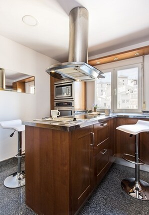 Apartment, 3 Bedrooms | Private kitchen | Full-size fridge, microwave, oven, dishwasher - Fabulous Penthouse Prime Location. 3 Bd & Private Terrace & Views to Alhambra. Ático Plaza Nueva (Granada)