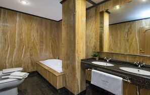 Apartament, 3 dormitoris | Bany | Banyera i dutxa independents, banyera profunda i assecador de cabells