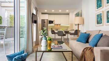 Apartment, Terrasse (2 Bedrooms) | Wohnbereich | 32-Zoll-Fernseher mit Kabelempfang