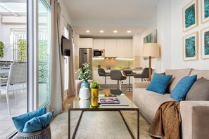 Appartement, terras (2 Bedrooms) | Woonruimte | Een 32-inch televisie met kabelzenders