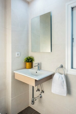Apartment, Terrace (2 Bedrooms) | Bathroom