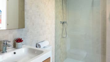 Apartment, Terrasse (2 Bedrooms) | Badezimmer | Dusche, Haartrockner, Bidet, Handtücher