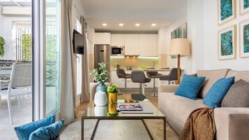 Appartement, terrasse (2 Bedrooms) | Coin séjour | Télévision de 32 pouces avec chaînes par câble