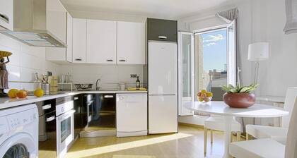 Beautifuly Decorated 2 Bd Apart With Private Terrace, Reina Sofia