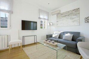 Living room - Beautifuly Decorated 2 Bd Apart With Private Terrace, Reina Sofia (Madrid)