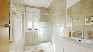 A modern bathroom with a glass shower enclosure, a white sink, and a large mirror. - Beautifuly Decorated 2 Bd Apart With Private Terrace, Reina Sofia (Madrid)