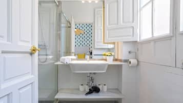Appartement (2 Bedrooms) | Badkamer | Een douche, een haardroger, handdoeken, zeep