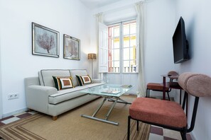 Appartement (2 Bedrooms) | Coin séjour | Télévision de 32 pouces avec chaînes par câble