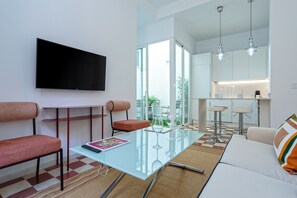 شقة (2 Bedrooms) | منطقة المعيشة | تلفزيون بحجم 32-بوصة يعرض قنوات تلفزيونية باشتراك مدفوع