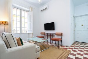 Appartement (2 Bedrooms) | Coin séjour | Télévision de 32 pouces avec chaînes par câble
