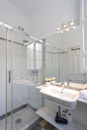 Apartment (2 Bedrooms) | Bathroom | Shower, hair dryer, towels, soap