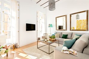 Apartment (3 Bedrooms) | Living area