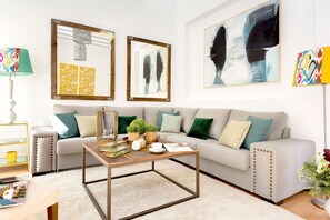 Apartment (3 Bedrooms) | Living area