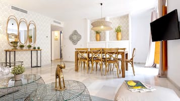 Apartment (4 Bedrooms) | Living area